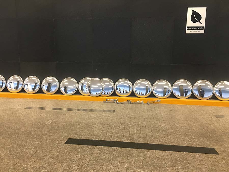 Ejemplo de espejo panorámico de vidrio instalado en pasillo de supermercado para vigilancia